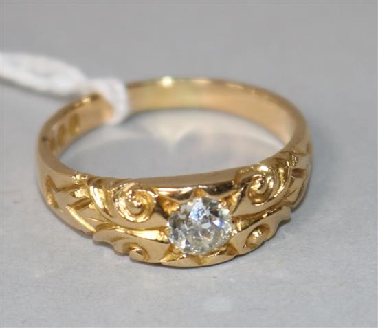 A gentlemans late Victorian 18ct gold and solitaire diamond ring, with carved shoulders, size Q.